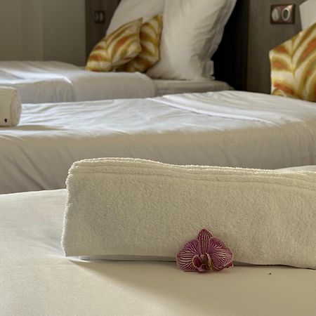 Le Victor Hugo - Hotel Et Restaurant - Logis Hotels Saint-Céré エクステリア 写真