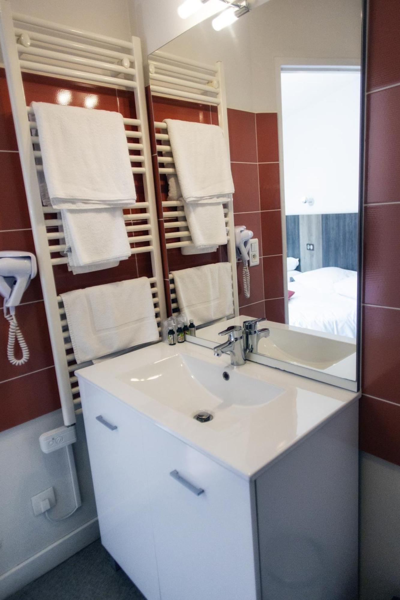 Le Victor Hugo - Hotel Et Restaurant - Logis Hotels Saint-Céré エクステリア 写真