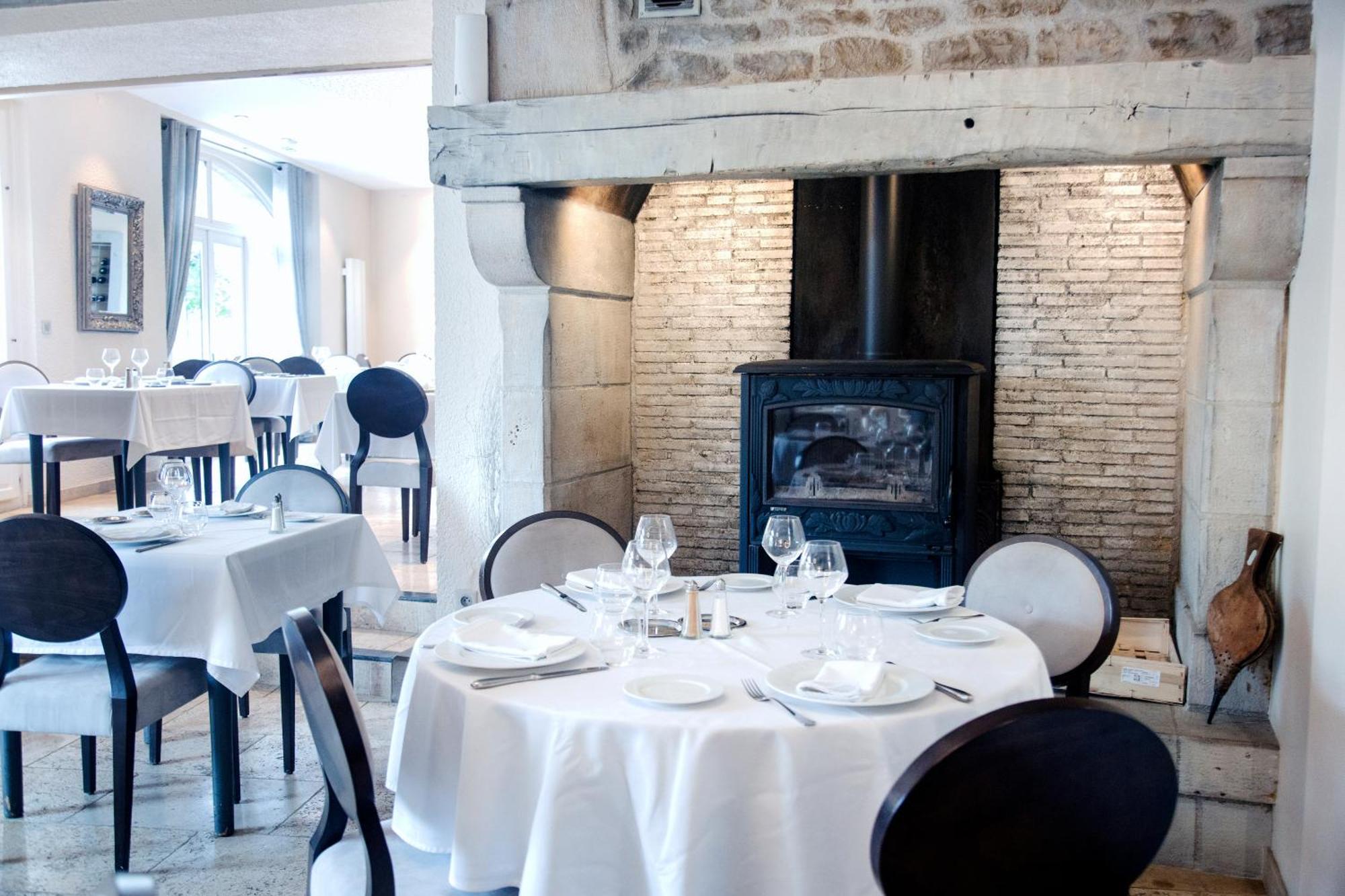 Le Victor Hugo - Hotel Et Restaurant - Logis Hotels Saint-Céré エクステリア 写真