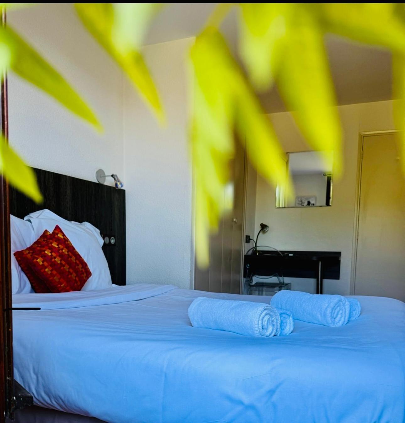 Le Victor Hugo - Hotel Et Restaurant - Logis Hotels Saint-Céré エクステリア 写真