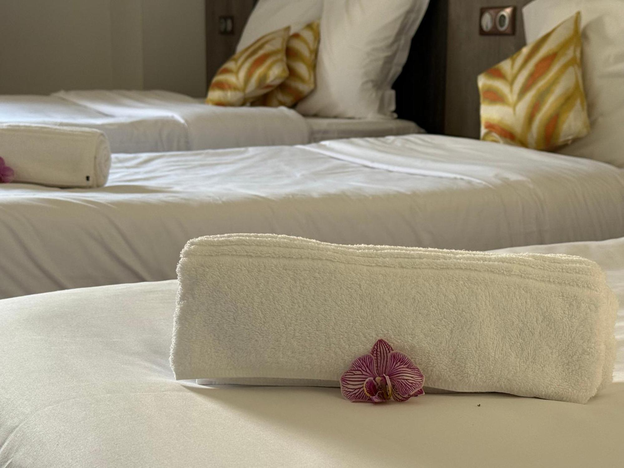 Le Victor Hugo - Hotel Et Restaurant - Logis Hotels Saint-Céré エクステリア 写真