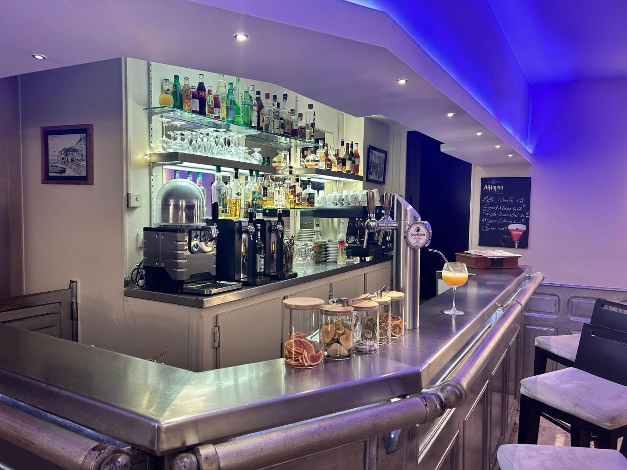 Le Victor Hugo - Hotel Et Restaurant - Logis Hotels Saint-Céré エクステリア 写真
